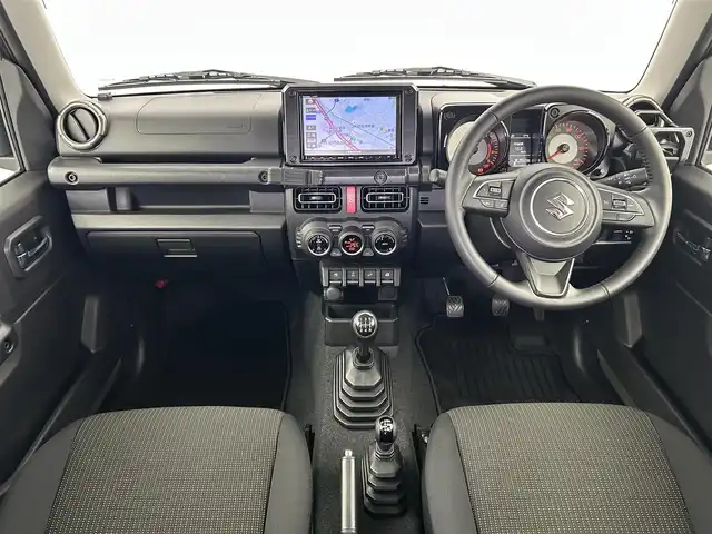 スズキ ジムニー XC 千葉県 2022(令4)年 2万km ジャングルグリーン 禁煙車/５MT/４WD/・ダウンヒルアシストコントロール/スズキレーダーブレーキサポート/・クルーズコントロール/純正8インチメモリナビ/・型番：CN-RZ875/・CD/DVD/USB/Bluetooth/フルセグTV/・バックカメラ/・ビルトインETC/革巻きステアリング/・ステアリングスイッチ/DNシートヒーター/純正フロアマット/純正16インチAW/オートライト/・ヘッドライトウォッシャー/・LEDヘッドライト/・フォグランプ/電動格納ウインカーミラーオットマン