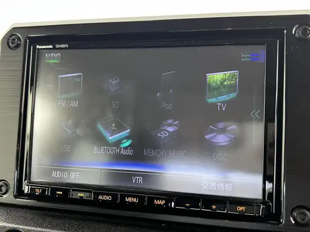 スズキ ジムニー XC 千葉県 2022(令4)年 2万km ジャングルグリーン 禁煙車/５MT/４WD/・ダウンヒルアシストコントロール/スズキレーダーブレーキサポート/・クルーズコントロール/純正8インチメモリナビ/・型番：CN-RZ875/・CD/DVD/USB/Bluetooth/フルセグTV/・バックカメラ/・ビルトインETC/革巻きステアリング/・ステアリングスイッチ/DNシートヒーター/純正フロアマット/純正16インチAW/オートライト/・ヘッドライトウォッシャー/・LEDヘッドライト/・フォグランプ/電動格納ウインカーミラーオットマン