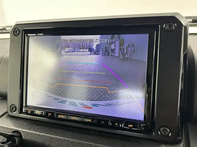 スズキ ジムニー XC 千葉県 2022(令4)年 2万km ジャングルグリーン 禁煙車/５MT/４WD/・ダウンヒルアシストコントロール/スズキレーダーブレーキサポート/・クルーズコントロール/純正8インチメモリナビ/・型番：CN-RZ875/・CD/DVD/USB/Bluetooth/フルセグTV/・バックカメラ/・ビルトインETC/革巻きステアリング/・ステアリングスイッチ/DNシートヒーター/純正フロアマット/純正16インチAW/オートライト/・ヘッドライトウォッシャー/・LEDヘッドライト/・フォグランプ/電動格納ウインカーミラーオットマン