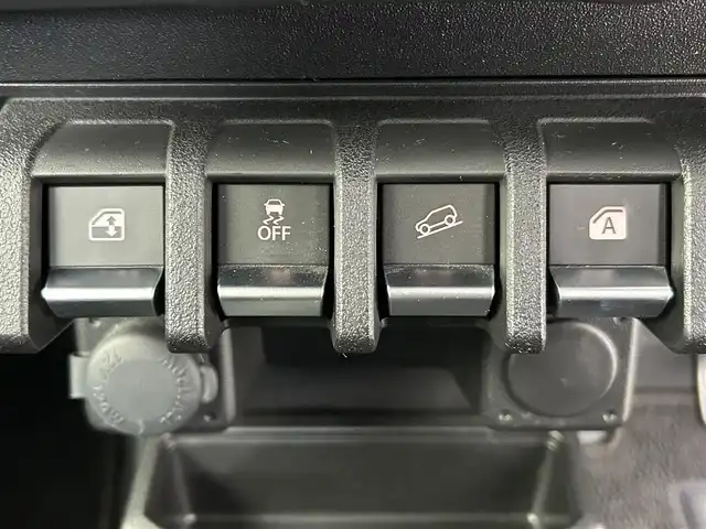 スズキ ジムニー XC 千葉県 2022(令4)年 2万km ジャングルグリーン 禁煙車/５MT/４WD/・ダウンヒルアシストコントロール/スズキレーダーブレーキサポート/・クルーズコントロール/純正8インチメモリナビ/・型番：CN-RZ875/・CD/DVD/USB/Bluetooth/フルセグTV/・バックカメラ/・ビルトインETC/革巻きステアリング/・ステアリングスイッチ/DNシートヒーター/純正フロアマット/純正16インチAW/オートライト/・ヘッドライトウォッシャー/・LEDヘッドライト/・フォグランプ/電動格納ウインカーミラーオットマン