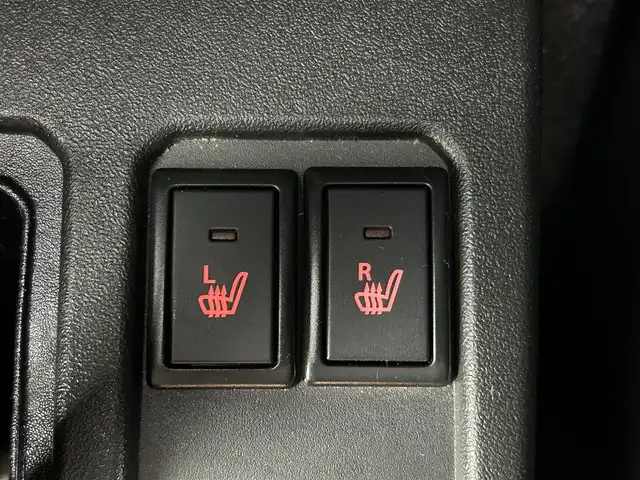 スズキ ジムニー XC 千葉県 2022(令4)年 2万km ジャングルグリーン 禁煙車/５MT/４WD/・ダウンヒルアシストコントロール/スズキレーダーブレーキサポート/・クルーズコントロール/純正8インチメモリナビ/・型番：CN-RZ875/・CD/DVD/USB/Bluetooth/フルセグTV/・バックカメラ/・ビルトインETC/革巻きステアリング/・ステアリングスイッチ/DNシートヒーター/純正フロアマット/純正16インチAW/オートライト/・ヘッドライトウォッシャー/・LEDヘッドライト/・フォグランプ/電動格納ウインカーミラーオットマン