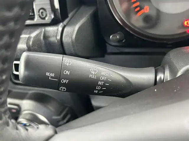 スズキ ジムニー XC 千葉県 2022(令4)年 2万km ジャングルグリーン 禁煙車/５MT/４WD/・ダウンヒルアシストコントロール/スズキレーダーブレーキサポート/・クルーズコントロール/純正8インチメモリナビ/・型番：CN-RZ875/・CD/DVD/USB/Bluetooth/フルセグTV/・バックカメラ/・ビルトインETC/革巻きステアリング/・ステアリングスイッチ/DNシートヒーター/純正フロアマット/純正16インチAW/オートライト/・ヘッドライトウォッシャー/・LEDヘッドライト/・フォグランプ/電動格納ウインカーミラーオットマン