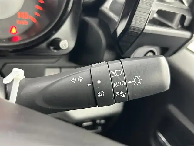 スズキ ジムニー XC 千葉県 2022(令4)年 2万km ジャングルグリーン 禁煙車/５MT/４WD/・ダウンヒルアシストコントロール/スズキレーダーブレーキサポート/・クルーズコントロール/純正8インチメモリナビ/・型番：CN-RZ875/・CD/DVD/USB/Bluetooth/フルセグTV/・バックカメラ/・ビルトインETC/革巻きステアリング/・ステアリングスイッチ/DNシートヒーター/純正フロアマット/純正16インチAW/オートライト/・ヘッドライトウォッシャー/・LEDヘッドライト/・フォグランプ/電動格納ウインカーミラーオットマン