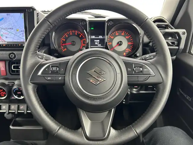 スズキ ジムニー XC 千葉県 2022(令4)年 2万km ジャングルグリーン 禁煙車/５MT/４WD/・ダウンヒルアシストコントロール/スズキレーダーブレーキサポート/・クルーズコントロール/純正8インチメモリナビ/・型番：CN-RZ875/・CD/DVD/USB/Bluetooth/フルセグTV/・バックカメラ/・ビルトインETC/革巻きステアリング/・ステアリングスイッチ/DNシートヒーター/純正フロアマット/純正16インチAW/オートライト/・ヘッドライトウォッシャー/・LEDヘッドライト/・フォグランプ/電動格納ウインカーミラーオットマン