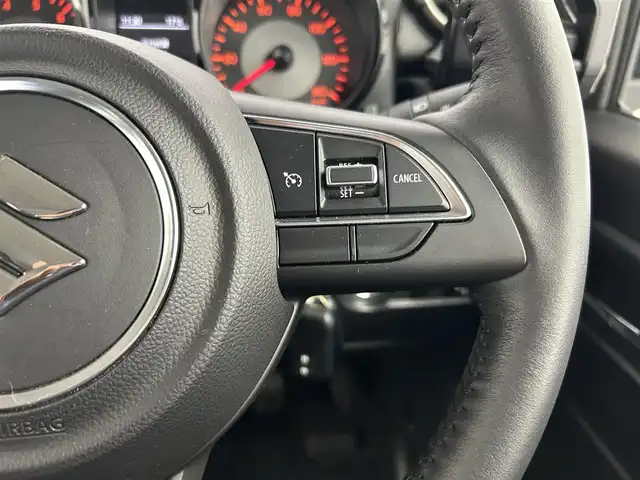 スズキ ジムニー XC 千葉県 2022(令4)年 2万km ジャングルグリーン 禁煙車/５MT/４WD/・ダウンヒルアシストコントロール/スズキレーダーブレーキサポート/・クルーズコントロール/純正8インチメモリナビ/・型番：CN-RZ875/・CD/DVD/USB/Bluetooth/フルセグTV/・バックカメラ/・ビルトインETC/革巻きステアリング/・ステアリングスイッチ/DNシートヒーター/純正フロアマット/純正16インチAW/オートライト/・ヘッドライトウォッシャー/・LEDヘッドライト/・フォグランプ/電動格納ウインカーミラーオットマン