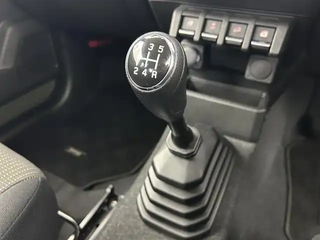 スズキ ジムニー XC 千葉県 2022(令4)年 2万km ジャングルグリーン 禁煙車/５MT/４WD/・ダウンヒルアシストコントロール/スズキレーダーブレーキサポート/・クルーズコントロール/純正8インチメモリナビ/・型番：CN-RZ875/・CD/DVD/USB/Bluetooth/フルセグTV/・バックカメラ/・ビルトインETC/革巻きステアリング/・ステアリングスイッチ/DNシートヒーター/純正フロアマット/純正16インチAW/オートライト/・ヘッドライトウォッシャー/・LEDヘッドライト/・フォグランプ/電動格納ウインカーミラーオットマン