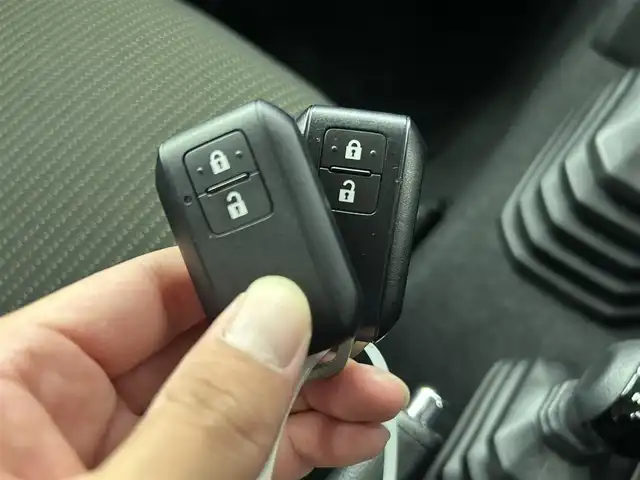 スズキ ジムニー XC 千葉県 2022(令4)年 2万km ジャングルグリーン 禁煙車/５MT/４WD/・ダウンヒルアシストコントロール/スズキレーダーブレーキサポート/・クルーズコントロール/純正8インチメモリナビ/・型番：CN-RZ875/・CD/DVD/USB/Bluetooth/フルセグTV/・バックカメラ/・ビルトインETC/革巻きステアリング/・ステアリングスイッチ/DNシートヒーター/純正フロアマット/純正16インチAW/オートライト/・ヘッドライトウォッシャー/・LEDヘッドライト/・フォグランプ/電動格納ウインカーミラーオットマン