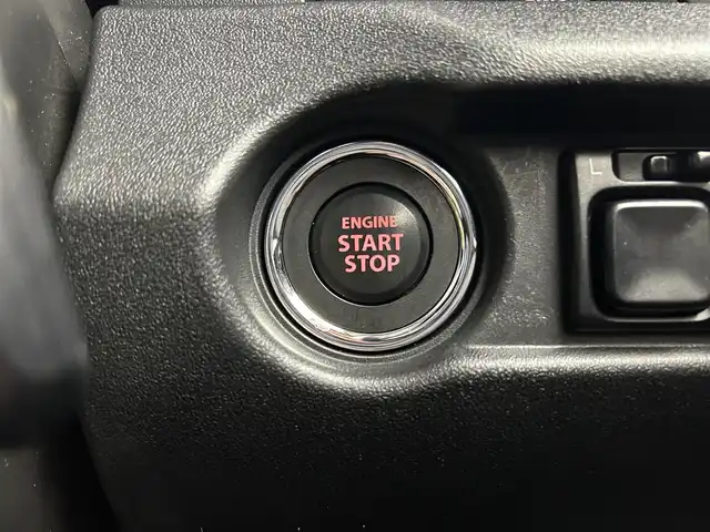 スズキ ジムニー XC 千葉県 2022(令4)年 2万km ジャングルグリーン 禁煙車/５MT/４WD/・ダウンヒルアシストコントロール/スズキレーダーブレーキサポート/・クルーズコントロール/純正8インチメモリナビ/・型番：CN-RZ875/・CD/DVD/USB/Bluetooth/フルセグTV/・バックカメラ/・ビルトインETC/革巻きステアリング/・ステアリングスイッチ/DNシートヒーター/純正フロアマット/純正16インチAW/オートライト/・ヘッドライトウォッシャー/・LEDヘッドライト/・フォグランプ/電動格納ウインカーミラーオットマン