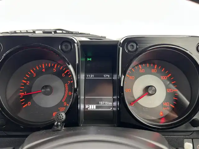 スズキ ジムニー XC 千葉県 2022(令4)年 2万km ジャングルグリーン 禁煙車/５MT/４WD/・ダウンヒルアシストコントロール/スズキレーダーブレーキサポート/・クルーズコントロール/純正8インチメモリナビ/・型番：CN-RZ875/・CD/DVD/USB/Bluetooth/フルセグTV/・バックカメラ/・ビルトインETC/革巻きステアリング/・ステアリングスイッチ/DNシートヒーター/純正フロアマット/純正16インチAW/オートライト/・ヘッドライトウォッシャー/・LEDヘッドライト/・フォグランプ/電動格納ウインカーミラーオットマン