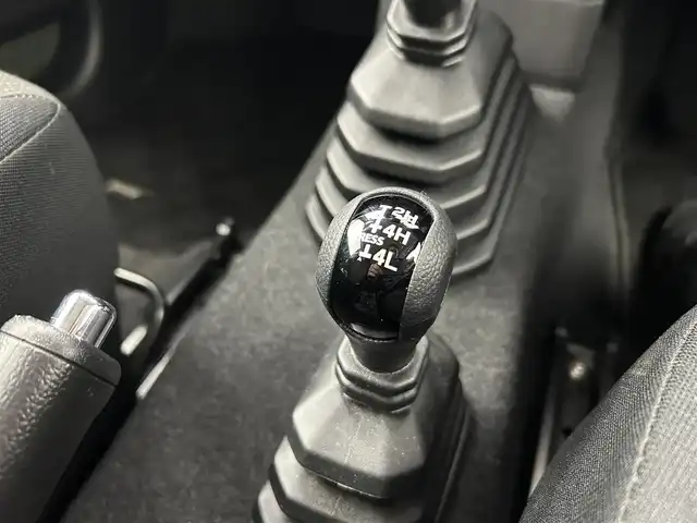 スズキ ジムニー XC 千葉県 2022(令4)年 2万km ジャングルグリーン 禁煙車/５MT/４WD/・ダウンヒルアシストコントロール/スズキレーダーブレーキサポート/・クルーズコントロール/純正8インチメモリナビ/・型番：CN-RZ875/・CD/DVD/USB/Bluetooth/フルセグTV/・バックカメラ/・ビルトインETC/革巻きステアリング/・ステアリングスイッチ/DNシートヒーター/純正フロアマット/純正16インチAW/オートライト/・ヘッドライトウォッシャー/・LEDヘッドライト/・フォグランプ/電動格納ウインカーミラーオットマン