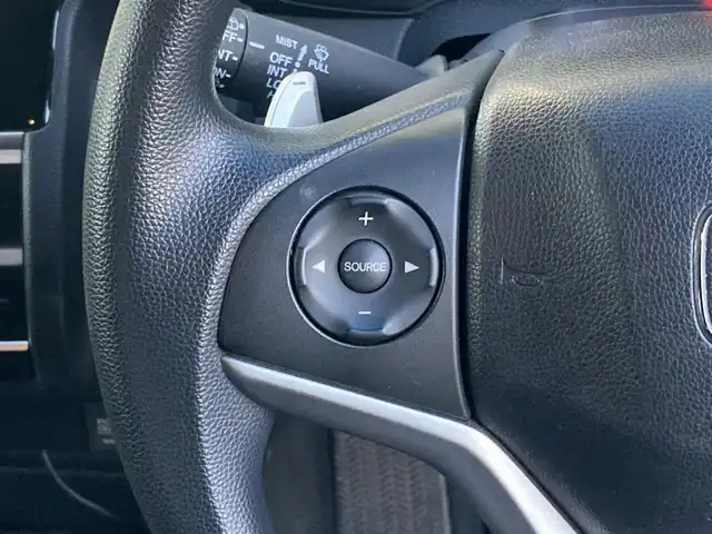 ホンダ フィット 13G Sパッケージ 香川県 2014(平26)年 9.8万km クリスタルブラックパール ディーラーナビ/→CD.DVD/Bluetooth/フルセグTV/バックカメラ/ルーフスポイラー/LEDオートヘッドライト/純正15インチアルミホイール/ETC/パドルシフト/電格ウィンカーミラー/アイドリングストップ/横滑り防止装置/ドアバイザー/純正フロアマット/ステアリングリモコン/ルーフスポイラー/スマートキー/スペアキー/プッシュスタート