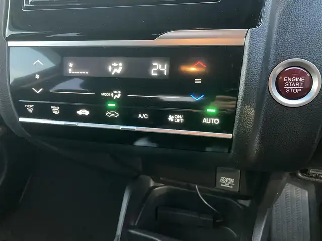 ホンダ フィット 13G Sパッケージ 香川県 2014(平26)年 9.8万km クリスタルブラックパール ディーラーナビ/→CD.DVD/Bluetooth/フルセグTV/バックカメラ/ルーフスポイラー/LEDオートヘッドライト/純正15インチアルミホイール/ETC/パドルシフト/電格ウィンカーミラー/アイドリングストップ/横滑り防止装置/ドアバイザー/純正フロアマット/ステアリングリモコン/ルーフスポイラー/スマートキー/スペアキー/プッシュスタート