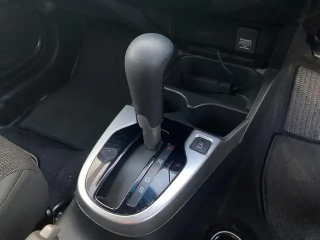 ホンダ フィット 13G Sパッケージ 香川県 2014(平26)年 9.8万km クリスタルブラックパール ディーラーナビ/→CD.DVD/Bluetooth/フルセグTV/バックカメラ/ルーフスポイラー/LEDオートヘッドライト/純正15インチアルミホイール/ETC/パドルシフト/電格ウィンカーミラー/アイドリングストップ/横滑り防止装置/ドアバイザー/純正フロアマット/ステアリングリモコン/ルーフスポイラー/スマートキー/スペアキー/プッシュスタート