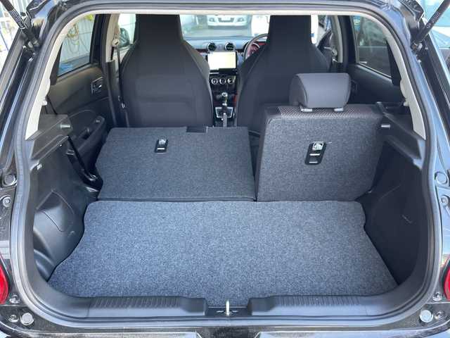 スズキ スイフト スポーツ 神奈川県 2023(令5)年 0.7万km スーパーブラックパール ワンオーナー/社外ナビ/プッシュスタート/スペアキー一本/ビルトインETC/クルーズコントロール/横滑り防止装置/デジタルルームミラー型ドライブレコーダー/前後ドライブレコーダー/運転席シートヒーター/電動格納ミラー/USB端子/LEDライト　フォグライト/社外モニター/Bluetooth接続/本革巻きステアリング