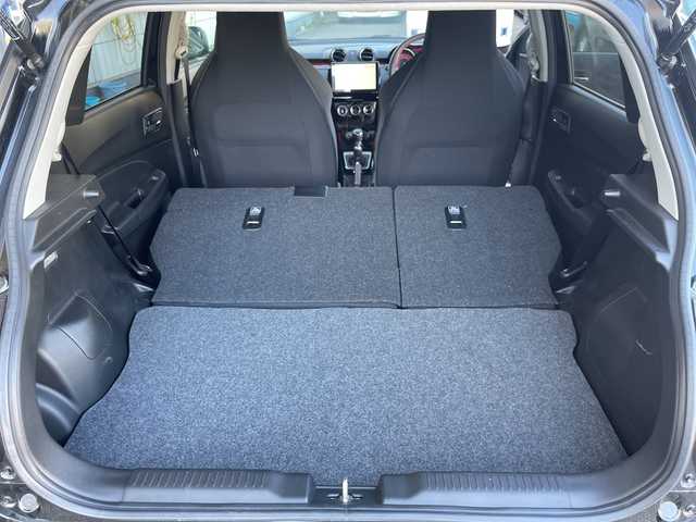 スズキ スイフト スポーツ 神奈川県 2023(令5)年 0.7万km スーパーブラックパール ワンオーナー/社外ナビ/プッシュスタート/スペアキー一本/ビルトインETC/クルーズコントロール/横滑り防止装置/デジタルルームミラー型ドライブレコーダー/前後ドライブレコーダー/運転席シートヒーター/電動格納ミラー/USB端子/LEDライト　フォグライト/社外モニター/Bluetooth接続/本革巻きステアリング