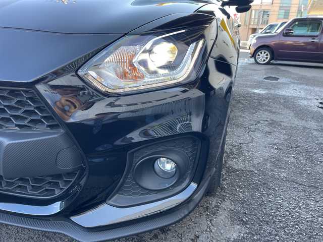 スズキ スイフト スポーツ 神奈川県 2023(令5)年 0.7万km スーパーブラックパール ワンオーナー/社外ナビ/プッシュスタート/スペアキー一本/ビルトインETC/クルーズコントロール/横滑り防止装置/デジタルルームミラー型ドライブレコーダー/前後ドライブレコーダー/運転席シートヒーター/電動格納ミラー/USB端子/LEDライト　フォグライト/社外モニター/Bluetooth接続/本革巻きステアリング