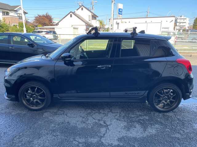 スズキ スイフト スポーツ 神奈川県 2023(令5)年 0.7万km スーパーブラックパール ワンオーナー/社外ナビ/プッシュスタート/スペアキー一本/ビルトインETC/クルーズコントロール/横滑り防止装置/デジタルルームミラー型ドライブレコーダー/前後ドライブレコーダー/運転席シートヒーター/電動格納ミラー/USB端子/LEDライト　フォグライト/社外モニター/Bluetooth接続/本革巻きステアリング