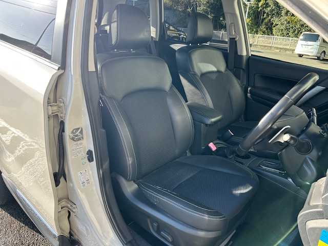 スバル フォレスター 2．0XT アイサイト 高知県 2013(平25)年 10万km サテンホワイトパール (株)IDOMが運営する【じしゃロン高知店】の自社ローン対象車両になります。こちらは現金ご利用時の価格です。自社ローンご希望の方は別途その旨お申付け下さい。/サンルーフ　純正AW　ハーフレザーシート/社外ナビ　シートヒーター