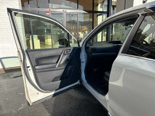 スバル フォレスター 2．0XT アイサイト 高知県 2013(平25)年 10万km サテンホワイトパール (株)IDOMが運営する【じしゃロン高知店】の自社ローン対象車両になります。こちらは現金ご利用時の価格です。自社ローンご希望の方は別途その旨お申付け下さい。/サンルーフ　純正AW　ハーフレザーシート/社外ナビ　シートヒーター