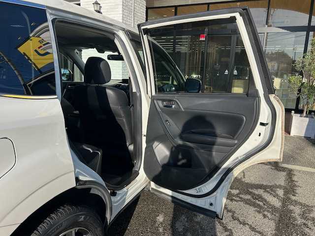 スバル フォレスター 2．0XT アイサイト 高知県 2013(平25)年 10万km サテンホワイトパール (株)IDOMが運営する【じしゃロン高知店】の自社ローン対象車両になります。こちらは現金ご利用時の価格です。自社ローンご希望の方は別途その旨お申付け下さい。/サンルーフ　純正AW　ハーフレザーシート/社外ナビ　シートヒーター