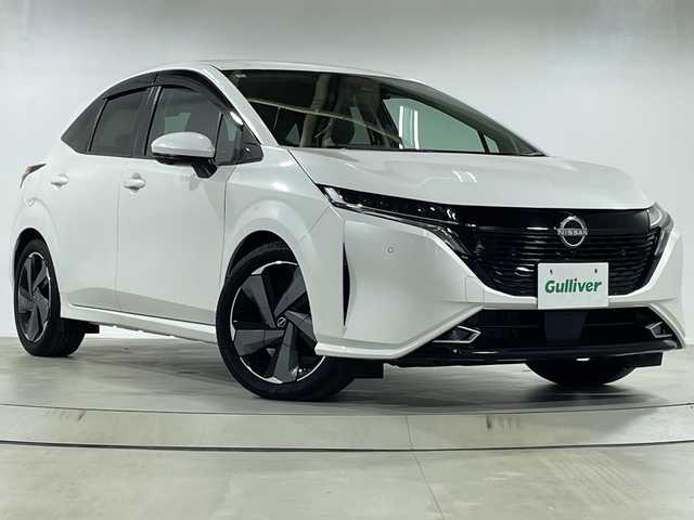 日産 オーラ G 神奈川県 2022(令4)年 0.8万km ピュアホワイトパール 純正9型ナビ/(CD/DVD/SD/USB/BT/フルセグTV)/全周囲カメラ/全方位運転支援システム/インテリジェントルームミラー/半革シート/プッシュスタート/スマートキー/ビルトインETC/LEDオートライト/前後ドライブレコーダー/純正17インチアルミホイール/新車時保証書/取扱説明書/スペアキー