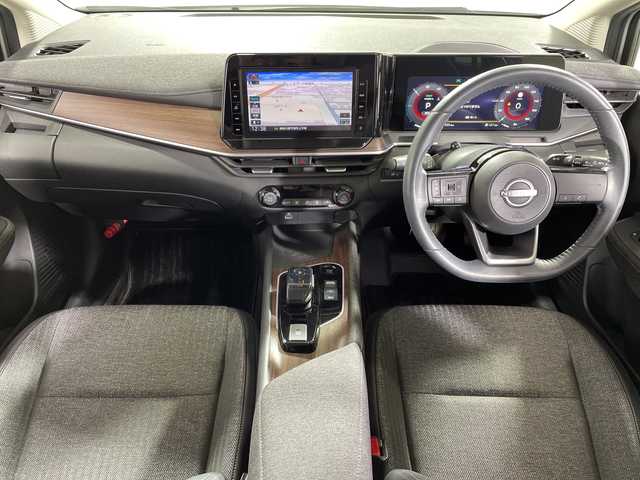 日産 オーラ G 神奈川県 2022(令4)年 0.8万km ピュアホワイトパール 純正9型ナビ/(CD/DVD/SD/USB/BT/フルセグTV)/全周囲カメラ/全方位運転支援システム/インテリジェントルームミラー/半革シート/プッシュスタート/スマートキー/ビルトインETC/LEDオートライト/前後ドライブレコーダー/純正17インチアルミホイール/新車時保証書/取扱説明書/スペアキー