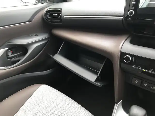 トヨタ ヤリスクロス ハイブリッド Z 富山県 2020(令2)年 5万km シルバーメタリック 純正ディスプレイオーディオ/フルセグTV/バックカメラ/プリクラッシュセーフティ/レーンキープアシスト/クリアランスソナー/ブラインドスポットモニター/レーダークルーズコントロール/ヘッドアップディスプレイ/ハーフレザーシート/シートヒーター/パワーシート/プッシュスタート/スマートキー/スペアキー1本/ETC2.0