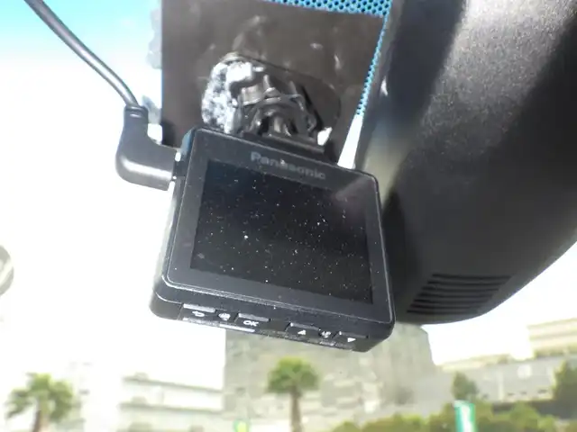 ホンダ フィット ハイブリット Lパッケージ 千葉県 2015(平27)年 5.5万km プレミアムホワイトパール CTBA（シティブレーキアクティブシステム）　　/純正SDナビ/地デジTV/【DVD/CD再生機能　Bluetooth接続】/バックカメラ/ハーフレザーシート/ドライブレコーダー/革巻きステアリング/ETC/LEDヘッドライト/ウインカーミラー/コーナーセンサー/スマートキー