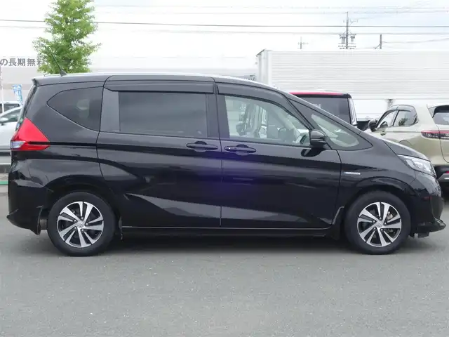 ホンダ フリード ハイブリット G ホンダセンシング 静岡県 2019(平31)年 5.3万km プレミアムスパークルブラックパール ワンオーナー／禁煙車/Sパッケージ/　・15インチアルミホイル/　・革巻きステアリングホイル/　・ブラック木目調インパネ加飾/　・ブラックプライムスムース／ファブリックコンビシート/　・シートバックアッパーポケット（前席）/ホンダセンシング/　・衝突軽減ブレーキ/　・歩行者事故低減ステアリング/　・アダクティブクルーズコントロール/　・車線維持支援システム/　・路外逸脱抑制機能/　・誤発進抑制機能/　・先行車発進のお知らせ機能/　・標識認識機能/Gathers 9インチナビ/　CD/DVD/SD/BT/フルセグTV/バックカメラ/ビルトインETC/両側パワースライドドア/スマートキー／プッシュスタート/純正フロアマット／ドアバイザー/取扱説明書／保証書