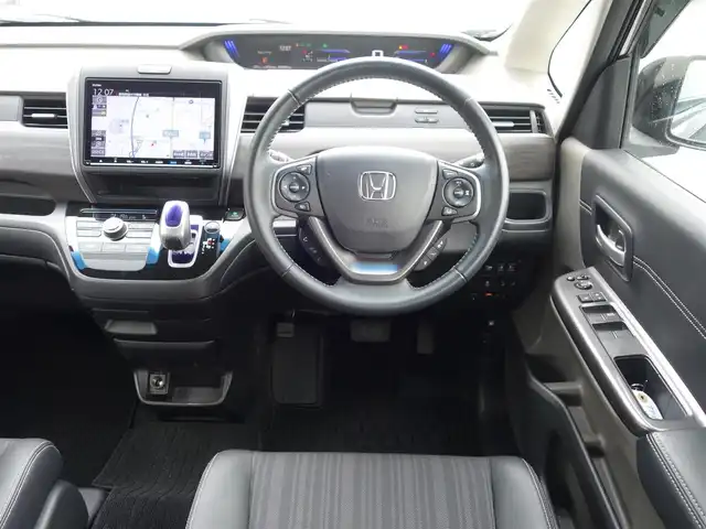 ホンダ フリード ハイブリット G ホンダセンシング 静岡県 2019(平31)年 5.3万km プレミアムスパークルブラックパール ワンオーナー／禁煙車/Sパッケージ/　・15インチアルミホイル/　・革巻きステアリングホイル/　・ブラック木目調インパネ加飾/　・ブラックプライムスムース／ファブリックコンビシート/　・シートバックアッパーポケット（前席）/ホンダセンシング/　・衝突軽減ブレーキ/　・歩行者事故低減ステアリング/　・アダクティブクルーズコントロール/　・車線維持支援システム/　・路外逸脱抑制機能/　・誤発進抑制機能/　・先行車発進のお知らせ機能/　・標識認識機能/Gathers 9インチナビ/　CD/DVD/SD/BT/フルセグTV/バックカメラ/ビルトインETC/両側パワースライドドア/スマートキー／プッシュスタート/純正フロアマット／ドアバイザー/取扱説明書／保証書