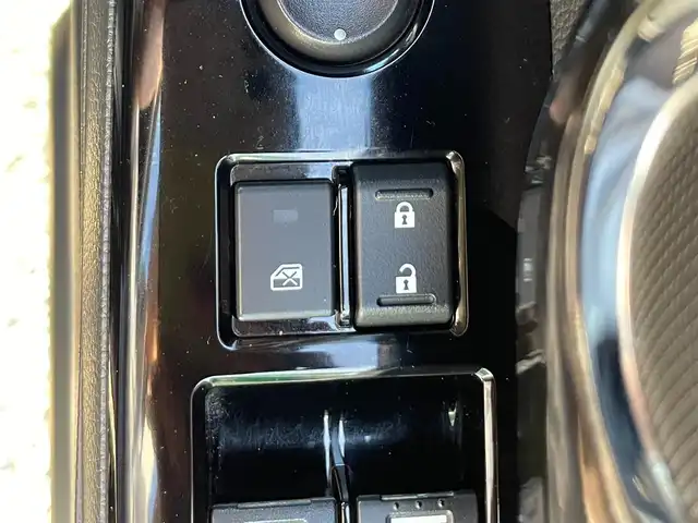 ホンダ Ｎ ＢＯＸ カスタム G L ホンダセンシング 福岡県 2018(平30)年 6.1万km クリスタルブラックパール ・純正ナビ/(CD/DVD/フルセグ//Bluetooth/AM/FM/iPod/SD/USB)/・バックカメラ/・社外ドライブレコーダー（前後）/・純正ビルドインETC/・横滑り防止装置/・レーンキープアシスト/・衝突被害軽減システム/・LEDヘッドライト/・フォグランプ/・追従走行可クルーズコントロール/・片側パワースライドドア/・ステアリングスイッチ/・純正ドアバイザー/・純正サンバイザー/・スマートキー