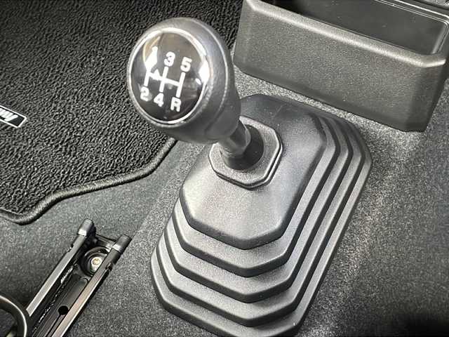 スズキ ジムニー XC 長野県 2023(令5)年 0.8万km ミディアムグレー ４WD/スズキセーフティサポート/ストラーダメモリナビフルセグTV/ドライブレコーダー/ETC/シートヒーター /純正16インチアルミ/社外マフラー/純正マフラー積込/ワンオーナー /保証書・取説/スペアキー