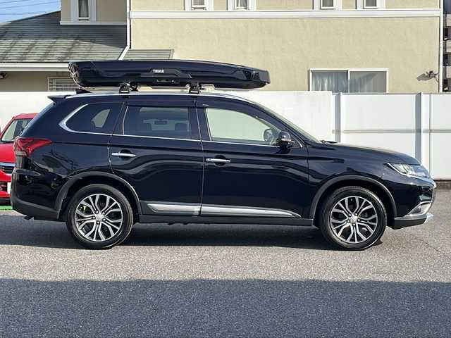 三菱 アウトランダー 24G ナビパッケージ 愛知県 2017(平29)年 8.2万km アメジストブラック /ワンオーナー//純正ベースキャリア//THULEルーフキャリア//ルーフレール//前方ドライブレコーダー//マルチアラウンドビューモニター//バック/全周囲カメラ//純正ディーラーオプションナビ//フルセグTV/CD/DVD/BT/USB/iPod/SD//ビルトインETC//ブラインドスポットモニター//衝突軽減ブレーキ//レーダークルーズコントロール//アクティブスタビリティコントロール//車線逸脱警報//マルチインフォメーションディスプレイ//ドライブモードセレクター//ECOモード//オートホールド//電動パーキングブレーキ//パドルシフト//アイドリングストップ//プッシュスタート//純正18インチアルミホイール//純正フロアマット//純正ドアバイザー//純正オートLEDヘッドライト//フロントフォグランプ//オートハイビーム//オートリトラクタブルミラー//エレクトリックテールゲート//自動防眩ミラー//革巻きステアリング//ステアリングスイッチ//ステアリングヒーター//イモビライザー//ISOFIX//スマートキー//スペアキー×1//保証書/取扱説明書/ナビ説明書//ディーラー記録簿(H30.R1.3.5)