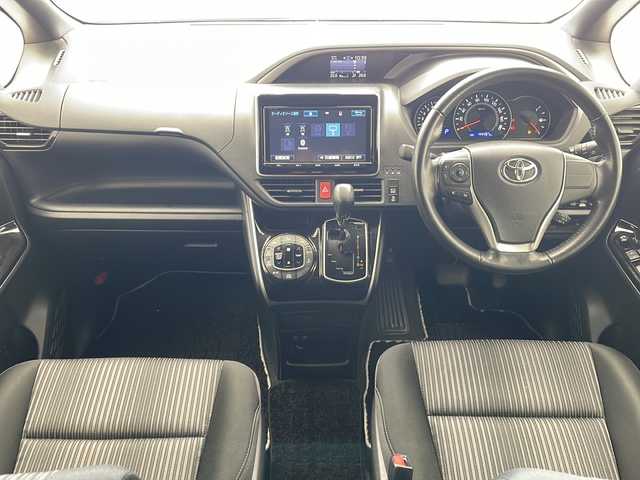 トヨタ ヴォクシー ZS 煌 沖縄県 2018(平30)年 4.5万km ボルドーマイカメタリック 純正９型ナビ　【NSZT-Y66T】/　(フルセグＴＶ　DVD　Ｂｌｕｅｔｏｏｔｈ)/バックカメラ　/ＥＴＣ/ドライブレコーダー　/ステアリングスイッチ/トヨタセーフティセンス　/・衝突被害軽減ブレーキ (プリクラッシュセーフティ)																									/・ハンドル操作サポート (レーントレーシングアシスト)																																																	/・車線はみ出しアラート (レーンディパーチャーアラート)																									/・自動ハイビーム (オートマチックハイビーム)	/クルーズコントロール																								/両側パワースライドドア　/ＬＥＤヘッドライト　/プッシュスタート　/スマートキー/純正フロアマット/純正16インチアルミホイール