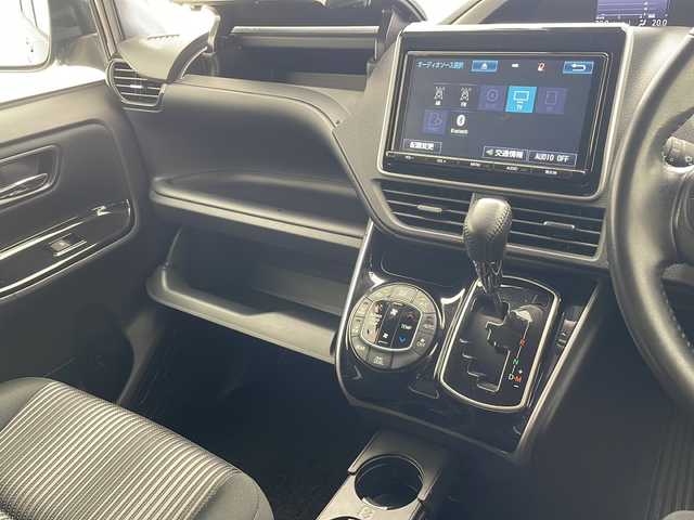 トヨタ ヴォクシー ZS 煌 沖縄県 2018(平30)年 4.5万km ボルドーマイカメタリック 純正９型ナビ　【NSZT-Y66T】/　(フルセグＴＶ　DVD　Ｂｌｕｅｔｏｏｔｈ)/バックカメラ　/ＥＴＣ/ドライブレコーダー　/ステアリングスイッチ/トヨタセーフティセンス　/・衝突被害軽減ブレーキ (プリクラッシュセーフティ)																									/・ハンドル操作サポート (レーントレーシングアシスト)																																																	/・車線はみ出しアラート (レーンディパーチャーアラート)																									/・自動ハイビーム (オートマチックハイビーム)	/クルーズコントロール																								/両側パワースライドドア　/ＬＥＤヘッドライト　/プッシュスタート　/スマートキー/純正フロアマット/純正16インチアルミホイール