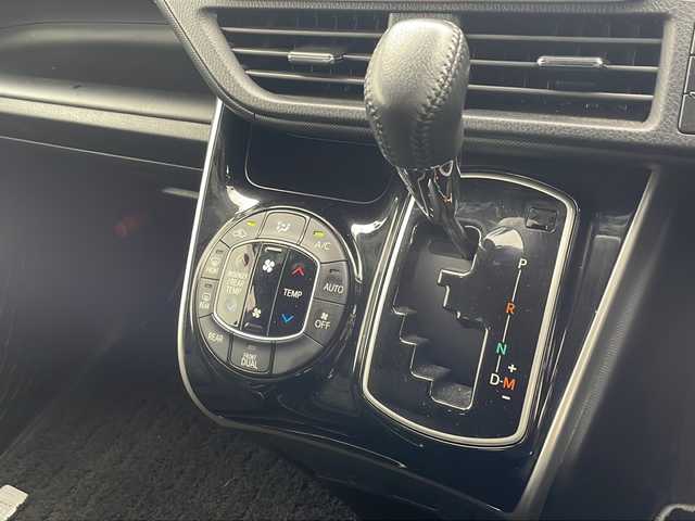 トヨタ ヴォクシー ZS 煌 沖縄県 2018(平30)年 4.5万km ボルドーマイカメタリック 純正９型ナビ　【NSZT-Y66T】/　(フルセグＴＶ　DVD　Ｂｌｕｅｔｏｏｔｈ)/バックカメラ　/ＥＴＣ/ドライブレコーダー　/ステアリングスイッチ/トヨタセーフティセンス　/・衝突被害軽減ブレーキ (プリクラッシュセーフティ)																									/・ハンドル操作サポート (レーントレーシングアシスト)																																																	/・車線はみ出しアラート (レーンディパーチャーアラート)																									/・自動ハイビーム (オートマチックハイビーム)	/クルーズコントロール																								/両側パワースライドドア　/ＬＥＤヘッドライト　/プッシュスタート　/スマートキー/純正フロアマット/純正16インチアルミホイール