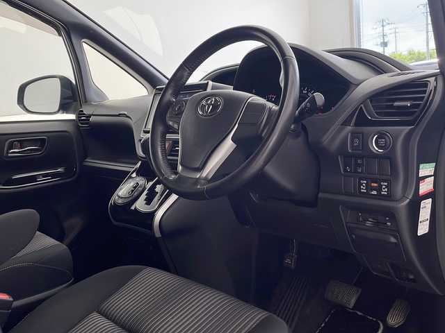 トヨタ ヴォクシー ZS 煌 沖縄県 2018(平30)年 4.5万km ボルドーマイカメタリック 純正９型ナビ　【NSZT-Y66T】/　(フルセグＴＶ　DVD　Ｂｌｕｅｔｏｏｔｈ)/バックカメラ　/ＥＴＣ/ドライブレコーダー　/ステアリングスイッチ/トヨタセーフティセンス　/・衝突被害軽減ブレーキ (プリクラッシュセーフティ)																									/・ハンドル操作サポート (レーントレーシングアシスト)																																																	/・車線はみ出しアラート (レーンディパーチャーアラート)																									/・自動ハイビーム (オートマチックハイビーム)	/クルーズコントロール																								/両側パワースライドドア　/ＬＥＤヘッドライト　/プッシュスタート　/スマートキー/純正フロアマット/純正16インチアルミホイール