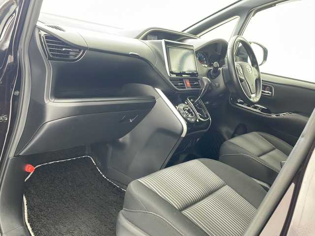 トヨタ ヴォクシー ZS 煌 沖縄県 2018(平30)年 4.5万km ボルドーマイカメタリック 純正９型ナビ　【NSZT-Y66T】/　(フルセグＴＶ　DVD　Ｂｌｕｅｔｏｏｔｈ)/バックカメラ　/ＥＴＣ/ドライブレコーダー　/ステアリングスイッチ/トヨタセーフティセンス　/・衝突被害軽減ブレーキ (プリクラッシュセーフティ)																									/・ハンドル操作サポート (レーントレーシングアシスト)																																																	/・車線はみ出しアラート (レーンディパーチャーアラート)																									/・自動ハイビーム (オートマチックハイビーム)	/クルーズコントロール																								/両側パワースライドドア　/ＬＥＤヘッドライト　/プッシュスタート　/スマートキー/純正フロアマット/純正16インチアルミホイール