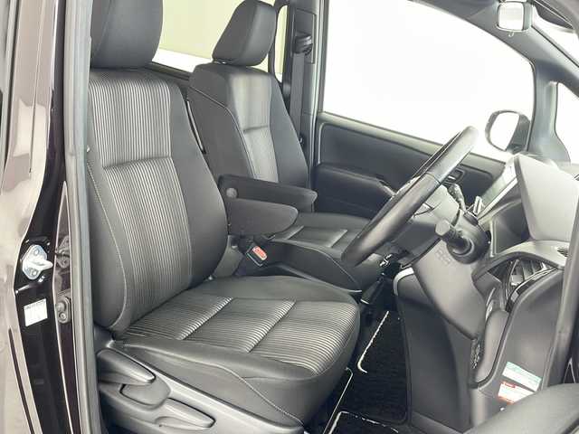 トヨタ ヴォクシー ZS 煌 沖縄県 2018(平30)年 4.5万km ボルドーマイカメタリック 純正９型ナビ　【NSZT-Y66T】/　(フルセグＴＶ　DVD　Ｂｌｕｅｔｏｏｔｈ)/バックカメラ　/ＥＴＣ/ドライブレコーダー　/ステアリングスイッチ/トヨタセーフティセンス　/・衝突被害軽減ブレーキ (プリクラッシュセーフティ)																									/・ハンドル操作サポート (レーントレーシングアシスト)																																																	/・車線はみ出しアラート (レーンディパーチャーアラート)																									/・自動ハイビーム (オートマチックハイビーム)	/クルーズコントロール																								/両側パワースライドドア　/ＬＥＤヘッドライト　/プッシュスタート　/スマートキー/純正フロアマット/純正16インチアルミホイール