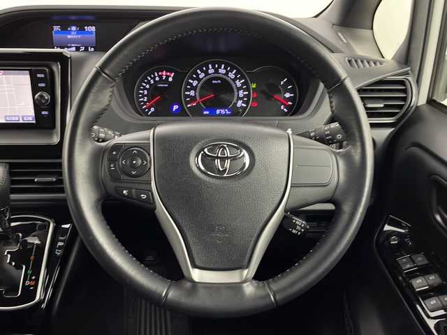 トヨタ ノア Si 新潟県 2018(平30)年 0.9万km ホワイトパールクリスタルシャイン プリクラッシュセーフティ/純正ナビ/　CD/BT/フルセグ/バックカメラ/左側パワースライドドア/クルーズコントロール/LEDオートライト/純正16インチアルミホイール/ステアリングリモコン/アイドリングストップ/電格ミラー/ウィンカーミラー/フォグランプ/スマートキー