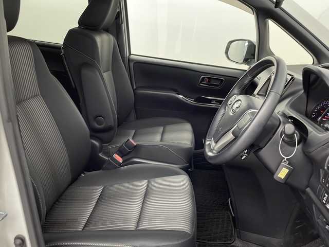 トヨタ ノア Si 新潟県 2018(平30)年 0.9万km ホワイトパールクリスタルシャイン プリクラッシュセーフティ/純正ナビ/　CD/BT/フルセグ/バックカメラ/左側パワースライドドア/クルーズコントロール/LEDオートライト/純正16インチアルミホイール/ステアリングリモコン/アイドリングストップ/電格ミラー/ウィンカーミラー/フォグランプ/スマートキー