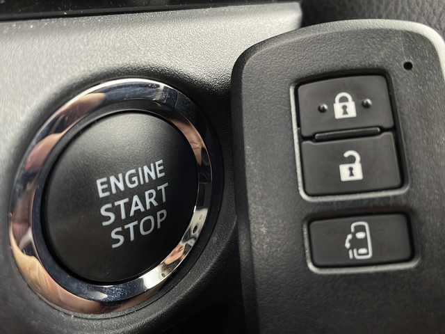 トヨタ ノア Si 新潟県 2018(平30)年 0.9万km ホワイトパールクリスタルシャイン プリクラッシュセーフティ/純正ナビ/　CD/BT/フルセグ/バックカメラ/左側パワースライドドア/クルーズコントロール/LEDオートライト/純正16インチアルミホイール/ステアリングリモコン/アイドリングストップ/電格ミラー/ウィンカーミラー/フォグランプ/スマートキー