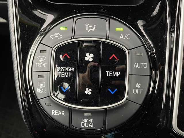 トヨタ ノア Si 新潟県 2018(平30)年 0.9万km ホワイトパールクリスタルシャイン プリクラッシュセーフティ/純正ナビ/　CD/BT/フルセグ/バックカメラ/左側パワースライドドア/クルーズコントロール/LEDオートライト/純正16インチアルミホイール/ステアリングリモコン/アイドリングストップ/電格ミラー/ウィンカーミラー/フォグランプ/スマートキー