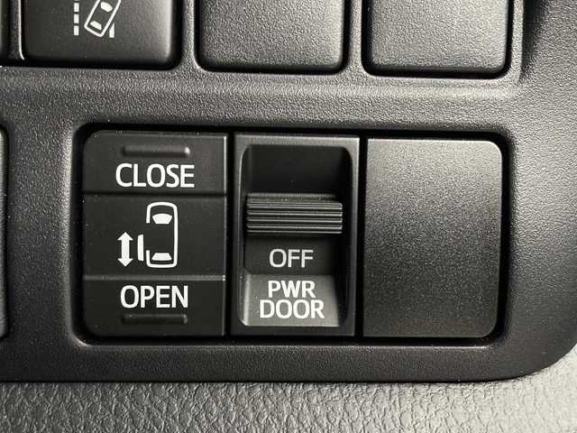 トヨタ ノア Si 新潟県 2018(平30)年 0.9万km ホワイトパールクリスタルシャイン プリクラッシュセーフティ/純正ナビ/　CD/BT/フルセグ/バックカメラ/左側パワースライドドア/クルーズコントロール/LEDオートライト/純正16インチアルミホイール/ステアリングリモコン/アイドリングストップ/電格ミラー/ウィンカーミラー/フォグランプ/スマートキー