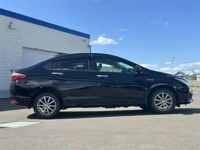 ホンダ グレイス ハイブリッド LX 道北・旭川 2015(平27)年 8.9万km クリスタルブラックパール (株)IDOMが運営する【じしゃロン旭川店】の自社ローン専用車両になります。こちらは現金またはオートローンご利用時の価格です。自社ローンご希望の方は別途その旨お申付け下さい/　/・社外ナビ(CD/DVD/BT/SD/フルセグ)/・バックカメラ/・クルーズコントロール/・ステアリングリモコン/・両席シートヒーター/・積込スタッドレスタイヤ 185/60R15/・取扱説明書