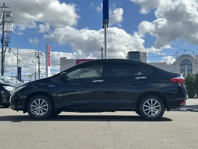 ホンダ グレイス ハイブリッド LX 道北・旭川 2015(平27)年 8.9万km クリスタルブラックパール (株)IDOMが運営する【じしゃロン旭川店】の自社ローン専用車両になります。こちらは現金またはオートローンご利用時の価格です。自社ローンご希望の方は別途その旨お申付け下さい/　/・社外ナビ(CD/DVD/BT/SD/フルセグ)/・バックカメラ/・クルーズコントロール/・ステアリングリモコン/・両席シートヒーター/・積込スタッドレスタイヤ 185/60R15/・取扱説明書