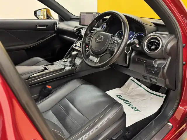 レクサス ＩＳ 300h バージョンL 群馬県 2021(令3)年 4.6万km レッドマイカクリスタルシャイン 禁煙車　衝突軽減　サンルーフ　純正メーカーナビ　フルセグＴＶ　ＢＴ　バックカメラ　ＢＳＭ　パドルシフト　電動シート　黒革　温シート　冷シート　革巻きステアリング　ステアリングヒーター　ビルトインＥＴＣ