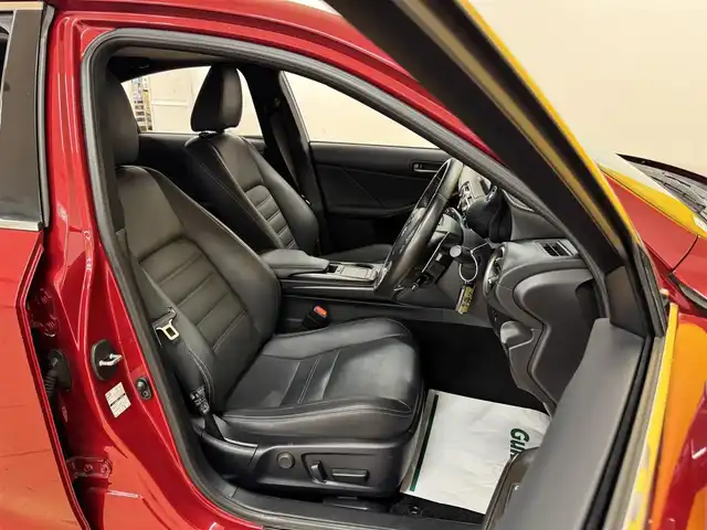 レクサス ＩＳ 300h バージョンL 群馬県 2021(令3)年 4.6万km レッドマイカクリスタルシャイン 禁煙車　衝突軽減　サンルーフ　純正メーカーナビ　フルセグＴＶ　ＢＴ　バックカメラ　ＢＳＭ　パドルシフト　電動シート　黒革　温シート　冷シート　革巻きステアリング　ステアリングヒーター　ビルトインＥＴＣ