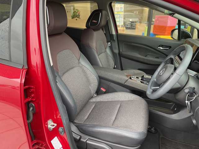 日産 オーラ G 愛知県 2023(令5)年 1.4万km ガーネットレッド/スーパーブラック 2トーン プロパイロット/プレミアムサウンドBOSE/純正9型ディズプレイオーディオナビ/クルーズコントロール/バックカメラ/全方位カメラ/コーナーセンサー/純正アルミホイール/ETC2.0/ブラインドスポットモニター/LEDヘッドライト/インテリジェントミラー/オートマチックハイビーム/ドライブレコーダー/ワイヤレス充電機/衝突軽減システム/フルセグ/Bluetooth/ステアリングスイッチ/スマートキー/プッシュスタート