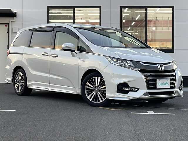 ホンダ オデッセイ ハイブリッド アブソルート ホンダセンシング 山口県 2017(平29)年 7.9万km プラチナホワイトパール 社外メモリナビ【AVIC-CZ901】/・フルセグテレビ/・Bluetooth/・CD／DVD/・SD/・AM/FM/・AUX/・HDMI/ETC2.0/前後ドライブレコーダー/両側パワースライドドア/プッシュスタート/スマートキー/電動パーキングブレーキ/シガーソケット/アイドリングストップ/ホンダセンシング/・衝突被害軽減ブレーキ/・先行車発進お知らせ機能/・歩行者事故低減ステアリング/・路外逸脱抑制機能/・標識認識機能/・アダプティブクルーズコントロール/・車線維持支援システム/・ブラインドスポットインフォメーション/・誤発進抑制機能/・後方誤発進抑制機能/・近距離衝突被害軽減ブレーキ/・パーキングセンサーシステム/・後退出庫サポート/・オートハイビーム